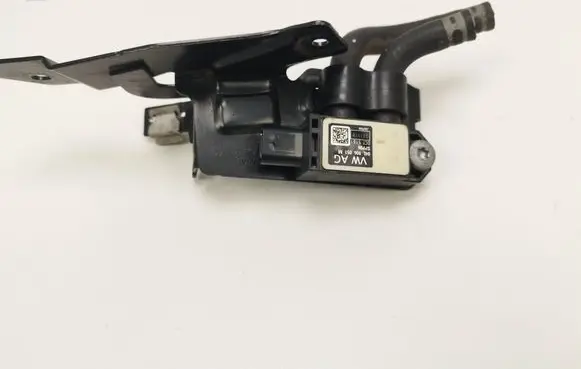 Volkswagen Tiguan Exhaust gas pressure sensor 04L906051M