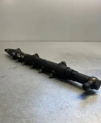 Volvo XC90 Fuel main line pipe 001677L1