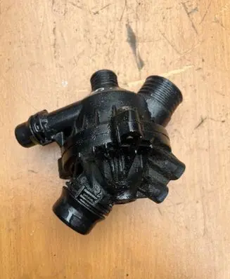 BMW 1 E82 E88 Thermostat/thermostat housing 7549476 7536655