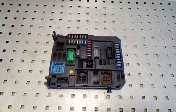 Peugeot 208 Fuse box set 9678355980