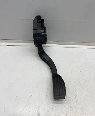 Accelerator throttle pedal