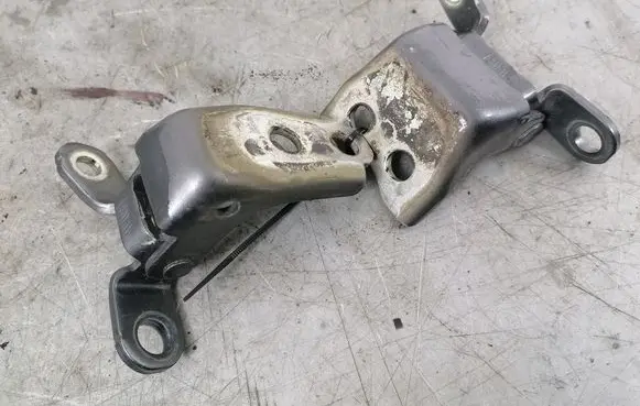 Honda CR-V Front door upper hinge WWFL