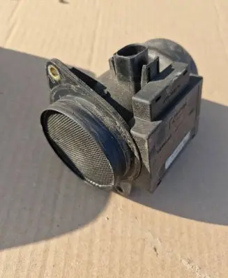 Volkswagen Golf III Mass air flow meter 71822151