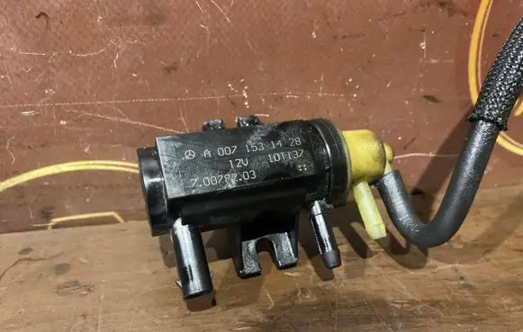 Mercedes-Benz C W204 Turbo solenoid valve A0071531428