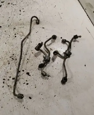Fuel injector supply line/pipe