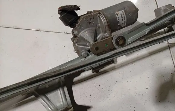 Opel Zafira B Wiper motor 404976