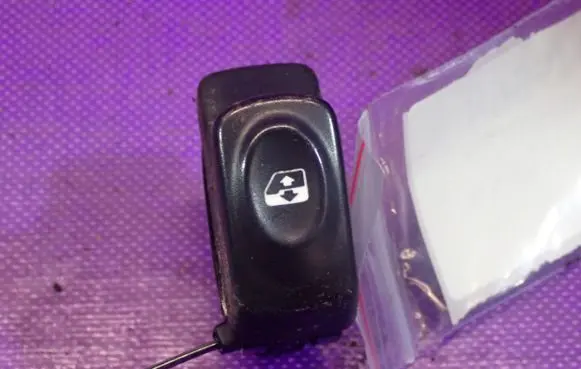 Renault Thalia I Quarter vent window switch 467793