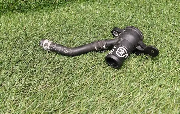 Volkswagen Jetta VI Engine coolant pipe/hose 06K121132H