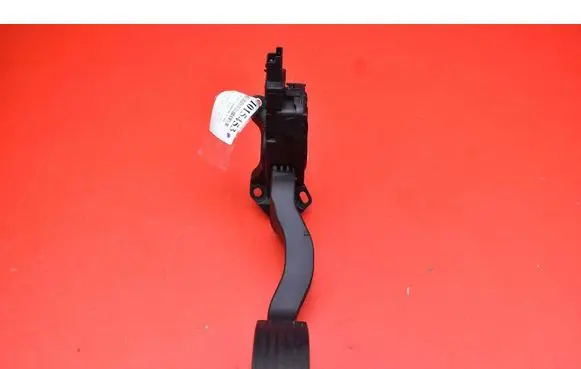 Accelerator throttle pedal