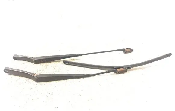 Volkswagen PASSAT B6 Front wiper blade arm