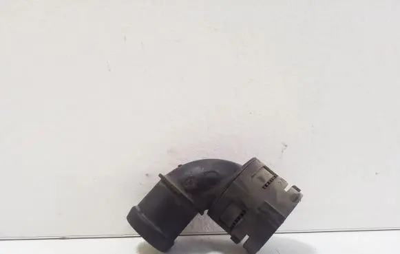 Volkswagen PASSAT B6 Engine coolant pipe/hose