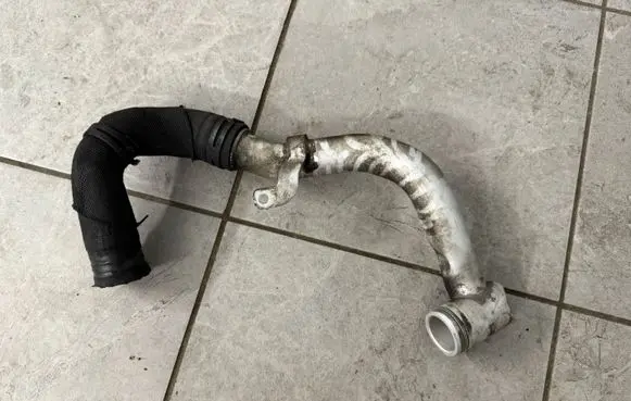 Engine coolant pipe/hose