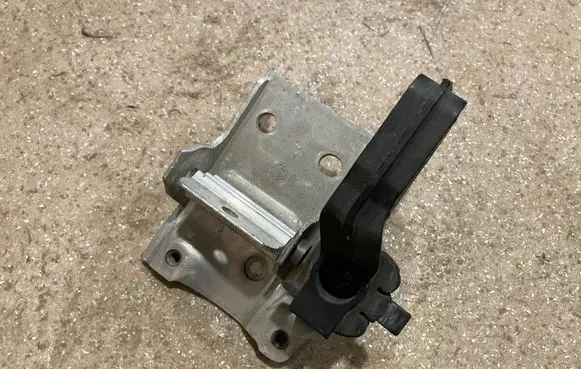 BMW 5 GT F07 Radiator mount bracket 7186514