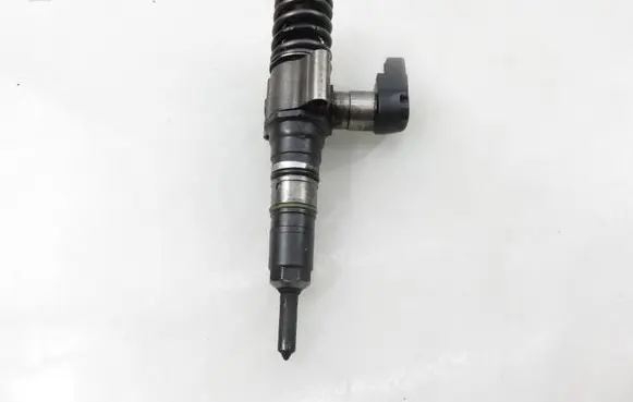 Volkswagen PASSAT B6 Fuel injector 03G130073S