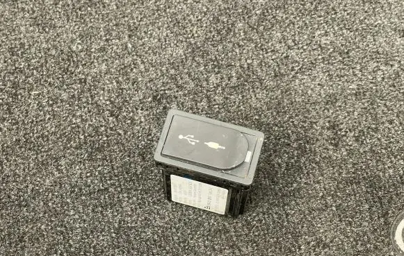 Lexus IS III XE30 AUX in-socket connector 8619053051
