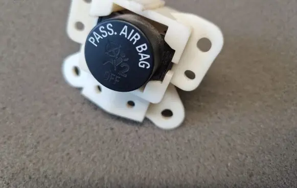 Mitsubishi L200 Passenger airbag on/off switch 