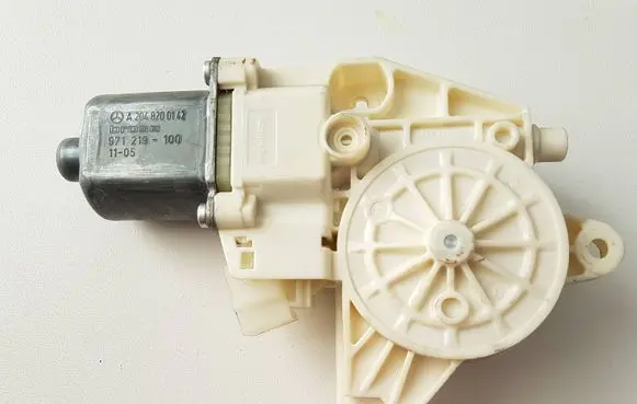 Mercedes-Benz GLK (X204) Front door window regulator motor A2048200142 971219100 77L1