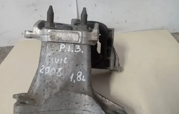 Honda Civic Engine mount bracket