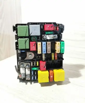 Peugeot 208 Fuse module 9804848580 A006C801L2