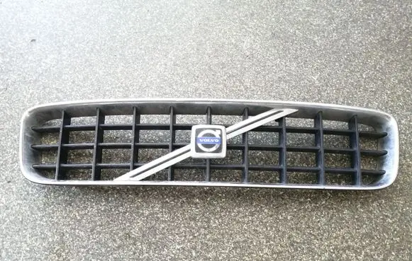 Volvo XC90 Front bumper upper radiator grill 8620641