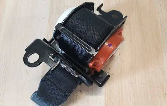 Rear seatbelt