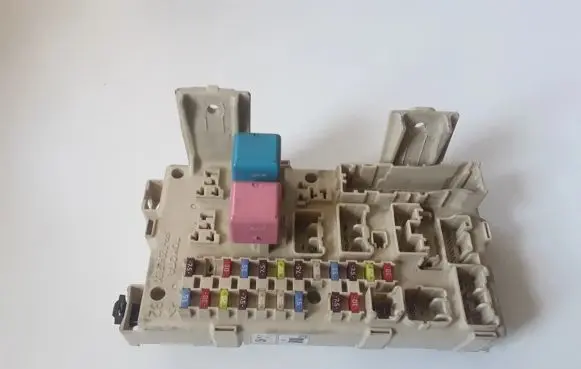 Toyota Avensis T250 Fuse module 8264105030