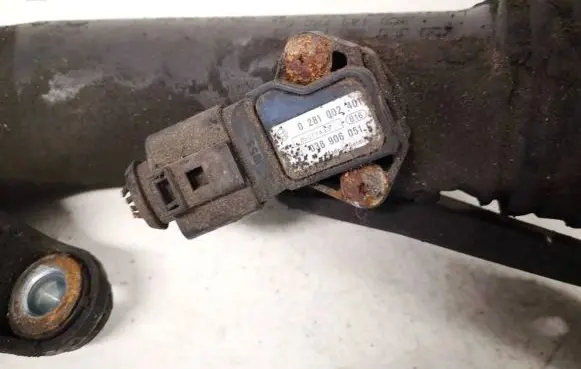Volkswagen Touran I Air pressure sensor 0281002401 038906051c