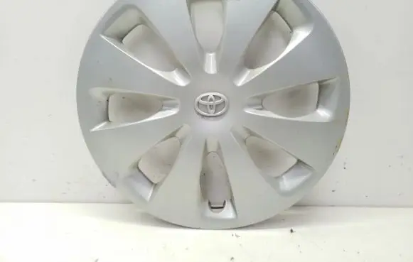 Toyota Prius c R15 wheel hub/cap/trim 4260252540