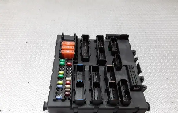 Opel Signum Fuse module 13205776FR