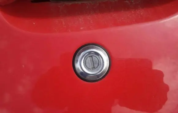 Toyota Yaris Verso Front door lock (next to the handle) 