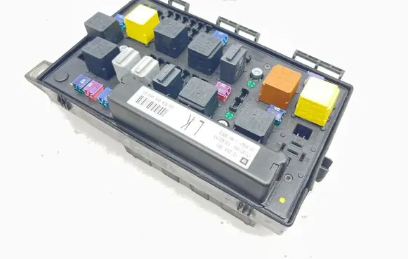 Opel Zafira B Fuse module 13268301