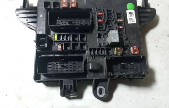 Opel Insignia A Fuse module 13277318 18144526409