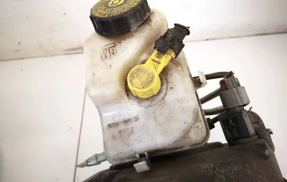 Chevrolet Cruze Brake fluid reservoir 26551382361