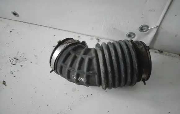 Nissan Pathfinder R51 Air intake hose/pipe