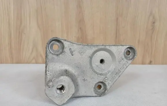 Mercedes-Benz B W245 Engine mounting bracket 2662230204 A2662230204
