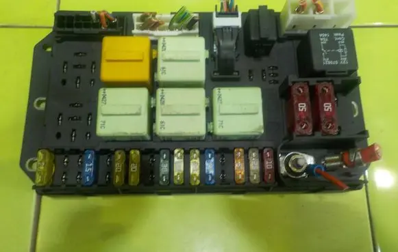 Land Rover Range Rover L322 Fuse box set YQE000351 SP87