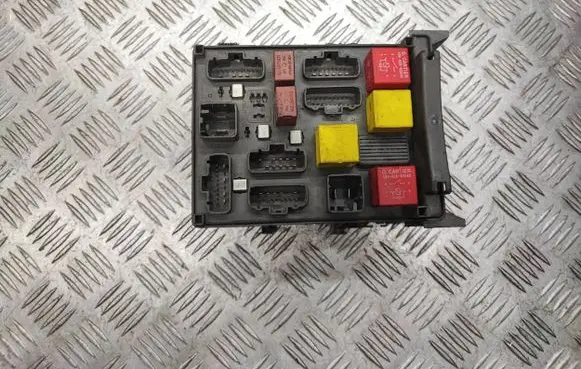 Renault Espace - Grand espace IV Fuse module 8200283811 518831003 8200004201E