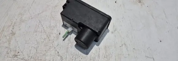 Volkswagen PASSAT B4 Central locking vacuum pump 1H0962257G