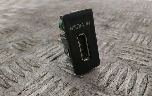 Volkswagen Golf VII AUX in-socket connector 5G0035222A 5Q0035736