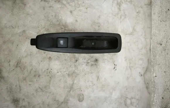 Renault Captur Electric window control switch 829614619R