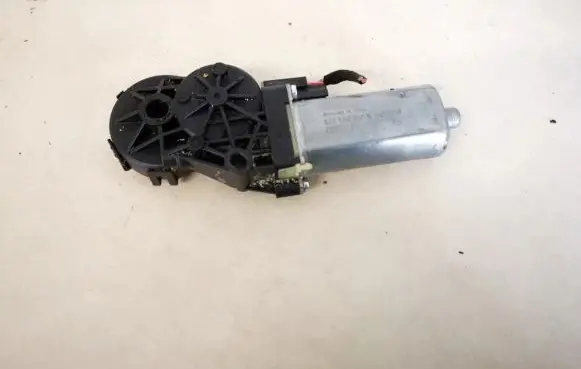 Volkswagen Golf III Seat adjustment motor 0390203225 82141807-4