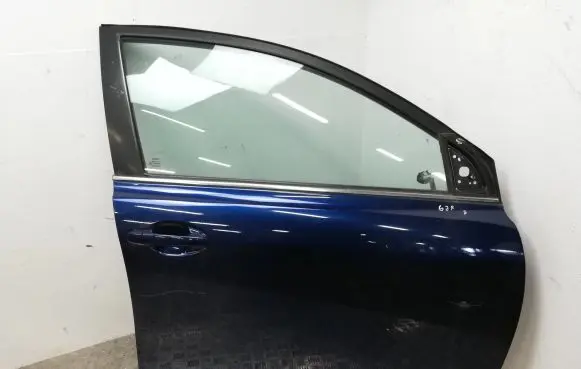 Toyota Avensis T250 Front door