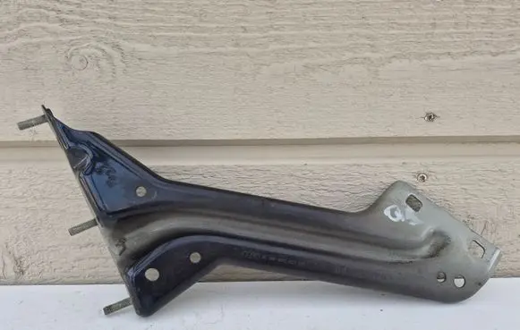 Audi Q5 SQ5 Fender mounting bracket 8R0821136