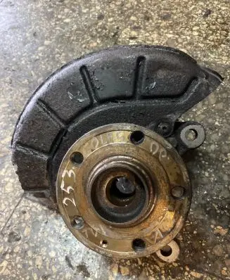Volkswagen Golf V Front wheel hub