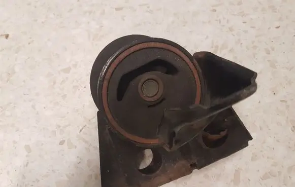 Nissan X-Trail T30 Engine mount bracket RN62490LB