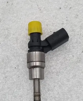 Audi A4 S4 B7 8E 8H Fuel injector 0261500011 06D906036B