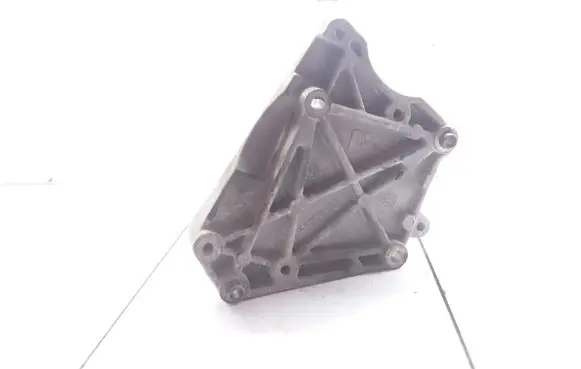 Engine mounting bracket