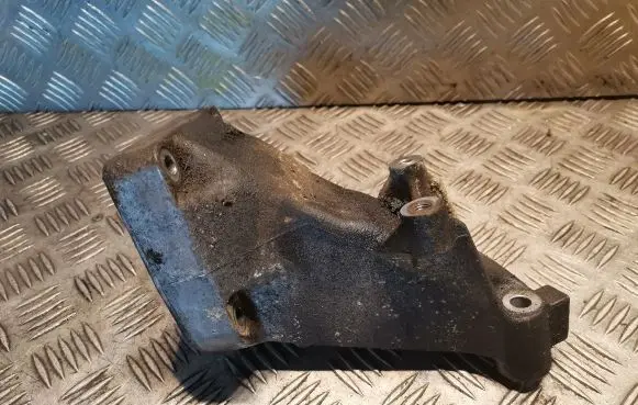 Mercedes-Benz C W203 Engine mounting bracket 6112230704 A6112230704
