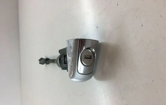 Citroen C5 Front door lock (next to the handle) 59395J01