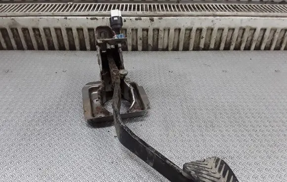 Mitsubishi L200 Brake pedal
